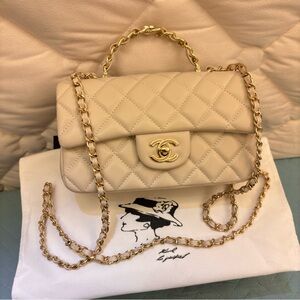Elegant Quilted Shoulder Bag with Gold Chain